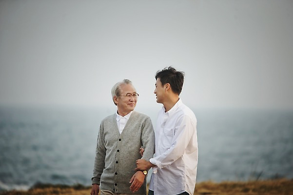 포토 JPG 주간 할아버지 노년 남자 아들 가족 미소 상반신 성인 야외 두명 옆모습 30대 제주도 걷기 팔짱 화목 한국인 가족라이프 60대 부자지간 남자만 성인만 신천목장 국내포토 자연요소 라이프스타일 뷰포인트 컨셉 관계 모션 한국 표정 사람 동양인 장년 목장 아빠 파일형식