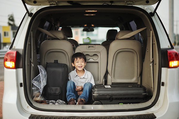 포토 JPG 주간 전신 남자 어린이 한명 미소 앉기 야외 앞모습 제주도 한국인 가족라이프 즐거움 자동차트렁크 남자만 어린이만 소년한명만 신천목장 국내포토 자연요소 1 라이프스타일 감정 뷰포인트 가족 모션 자동차 한국 표정 사람 동양인 목장 남자한명만 소년만 파일형식