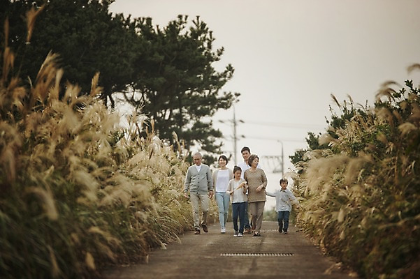 포토 JPG 주간 전신 여자 할아버지 노년 남자 딸 아들 할머니 어린이 가족 엄마 손자 손녀 대가족 서기 미소 여러명 성인 야외 앞모습 10대 30대 제주도 화목 한국인 가족라이프 목말 아빠 60대 며느리 억새 신천목장 국내포토 자연요소 식물 라이프스타일 뷰포인트 다수 컨셉 관계 모션 청소년 한국 표정 사람 동양인 장년 목장 손주 파일형식