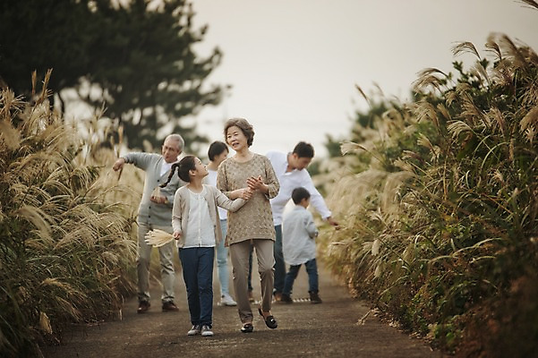 포토 JPG 주간 전신 여자 할아버지 노년 남자 딸 아들 할머니 어린이 가족 엄마 손자 손녀 대가족 서기 미소 여러명 성인 야외 앞모습 10대 30대 제주도 화목 한국인 가족라이프 목말 아빠 60대 며느리 억새 신천목장 국내포토 자연요소 식물 라이프스타일 뷰포인트 다수 컨셉 관계 모션 청소년 한국 표정 사람 동양인 장년 목장 손주 파일형식
