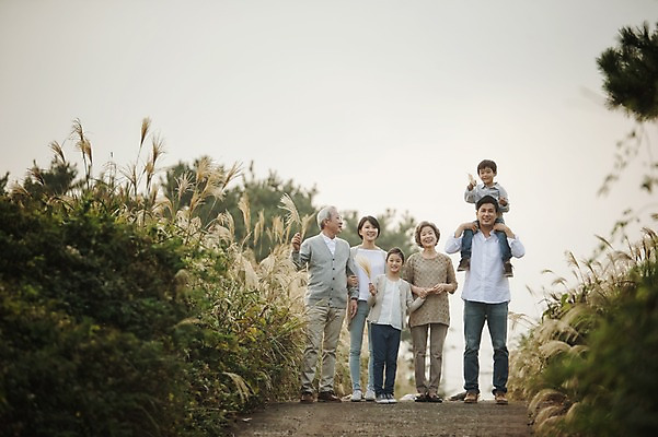 포토 JPG 주간 전신 여자 할아버지 노년 남자 딸 아들 할머니 어린이 가족 엄마 손자 손녀 대가족 서기 미소 여러명 성인 야외 앞모습 10대 30대 제주도 화목 한국인 가족라이프 목말 아빠 60대 며느리 억새 신천목장 국내포토 자연요소 식물 라이프스타일 뷰포인트 다수 컨셉 관계 모션 청소년 한국 표정 사람 동양인 장년 목장 손주 파일형식