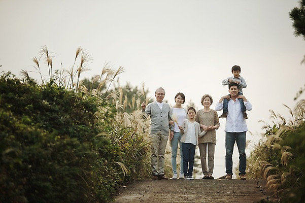 포토 JPG 주간 전신 여자 할아버지 노년 남자 딸 아들 할머니 어린이 가족 엄마 손자 손녀 대가족 서기 미소 여러명 성인 야외 앞모습 10대 30대 제주도 화목 한국인 가족라이프 목말 아빠 60대 며느리 억새 신천목장 국내포토 자연요소 식물 라이프스타일 뷰포인트 다수 컨셉 관계 모션 청소년 한국 표정 사람 동양인 장년 목장 손주 파일형식