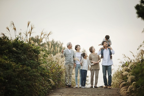 포토 JPG 주간 전신 여자 할아버지 노년 남자 딸 아들 할머니 어린이 가족 엄마 손자 손녀 대가족 서기 미소 여러명 성인 야외 앞모습 10대 30대 제주도 화목 한국인 가족라이프 목말 아빠 60대 며느리 억새 신천목장 국내포토 자연요소 식물 라이프스타일 뷰포인트 다수 컨셉 관계 모션 청소년 한국 표정 사람 동양인 장년 목장 손주 파일형식
