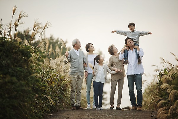 포토 JPG 주간 전신 여자 할아버지 노년 남자 딸 아들 할머니 어린이 가족 엄마 손자 손녀 대가족 서기 미소 여러명 성인 야외 앞모습 10대 30대 제주도 화목 한국인 가족라이프 목말 아빠 60대 며느리 억새 신천목장 국내포토 자연요소 식물 라이프스타일 뷰포인트 다수 컨셉 관계 모션 청소년 한국 표정 사람 동양인 장년 목장 손주 파일형식
