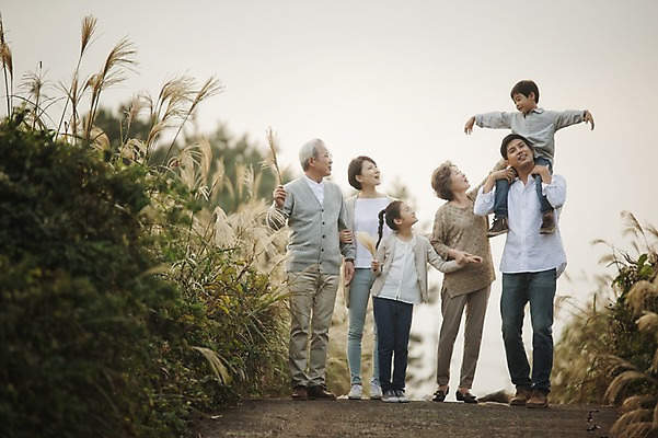 포토 JPG 주간 전신 여자 할아버지 노년 남자 딸 아들 할머니 어린이 가족 엄마 손자 손녀 대가족 서기 미소 여러명 성인 야외 앞모습 10대 30대 제주도 화목 한국인 가족라이프 목말 아빠 60대 며느리 억새 신천목장 국내포토 자연요소 식물 라이프스타일 뷰포인트 다수 컨셉 관계 모션 청소년 한국 표정 사람 동양인 장년 목장 손주 파일형식