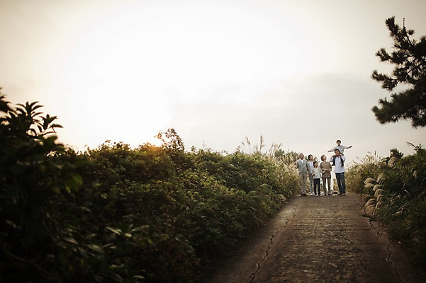 포토 JPG 주간 전신 여자 할아버지 노년 남자 딸 아들 할머니 어린이 가족 엄마 손자 손녀 대가족 서기 미소 여러명 성인 야외 앞모습 10대 30대 제주도 화목 한국인 가족라이프 목말 아빠 60대 며느리 억새 신천목장 국내포토 자연요소 식물 라이프스타일 뷰포인트 다수 컨셉 관계 모션 청소년 한국 표정 사람 동양인 장년 목장 손주 파일형식