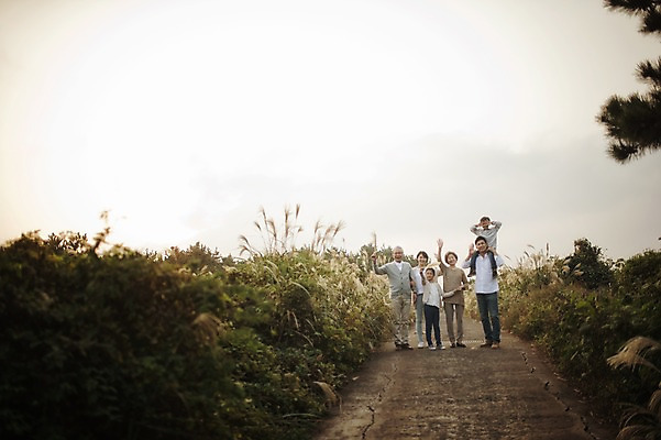 포토 JPG 주간 전신 여자 할아버지 노년 남자 딸 아들 할머니 어린이 가족 엄마 손자 손녀 대가족 서기 미소 여러명 성인 야외 앞모습 10대 30대 제주도 화목 한국인 가족라이프 목말 아빠 60대 며느리 억새 신천목장 국내포토 자연요소 식물 라이프스타일 뷰포인트 다수 컨셉 관계 모션 청소년 한국 표정 사람 동양인 장년 목장 손주 파일형식