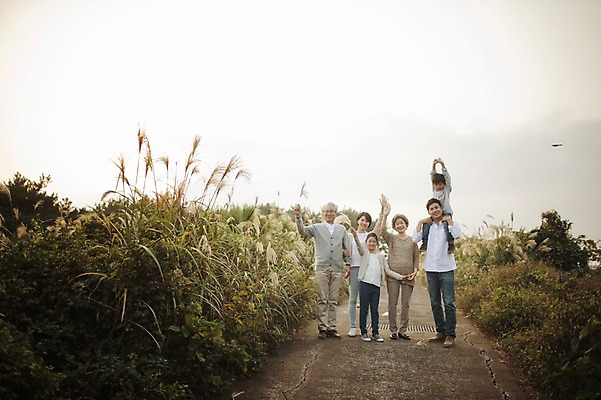 포토 JPG 주간 전신 여자 할아버지 노년 남자 딸 아들 할머니 어린이 가족 엄마 손자 손녀 대가족 서기 미소 여러명 성인 야외 앞모습 10대 30대 제주도 화목 한국인 가족라이프 목말 아빠 60대 며느리 억새 신천목장 국내포토 자연요소 식물 라이프스타일 뷰포인트 다수 컨셉 관계 모션 청소년 한국 표정 사람 동양인 장년 목장 손주 파일형식