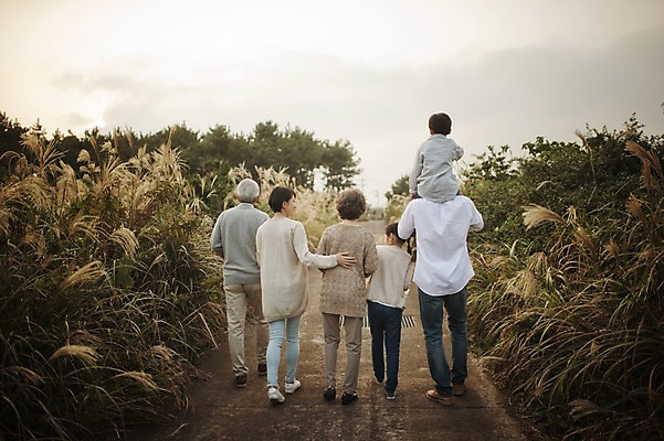 포토 JPG 주간 전신 여자 할아버지 노년 남자 딸 아들 할머니 어린이 가족 엄마 손자 손녀 대가족 여러명 성인 야외 뒷모습 10대 30대 제주도 걷기 화목 한국인 가족라이프 목말 아빠 60대 며느리 억새 신천목장 국내포토 자연요소 식물 라이프스타일 뷰포인트 다수 컨셉 관계 모션 청소년 한국 사람 동양인 장년 목장 손주 파일형식