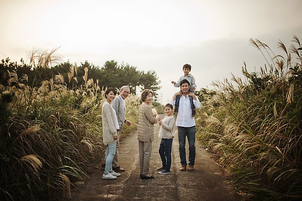 포토 JPG 주간 전신 여자 할아버지 노년 남자 딸 아들 할머니 어린이 가족 엄마 손자 손녀 대가족 서기 미소 여러명 성인 야외 앞모습 옆모습 10대 30대 제주도 화목 한국인 가족라이프 목말 아빠 60대 며느리 억새 신천목장 국내포토 자연요소 식물 라이프스타일 뷰포인트 다수 컨셉 관계 모션 청소년 한국 표정 사람 동양인 장년 목장 손주 파일형식