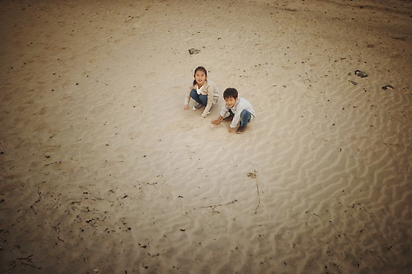 포토 JPG 주간 전신 여자 남자 어린이 가족 놀이 남매 앉기 야외 두명 앞모습 10대 하이앵글 제주도 다정 한국인 가족라이프 어린이만 표선해변 국내포토 자연요소 라이프스타일 뷰포인트 컨셉 관계 모션 청소년 한국 사람 동양인 해변 파일형식