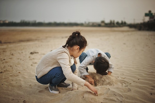 포토 JPG 주간 전신 여자 남자 어린이 가족 놀이 남매 앉기 야외 두명 옆모습 10대 제주도 화목 한국인 가족라이프 즐거움 모래놀이 어린이만 표선해변 국내포토 자연요소 라이프스타일 감정 모래 뷰포인트 컨셉 관계 모션 청소년 한국 사람 동양인 해변 파일형식