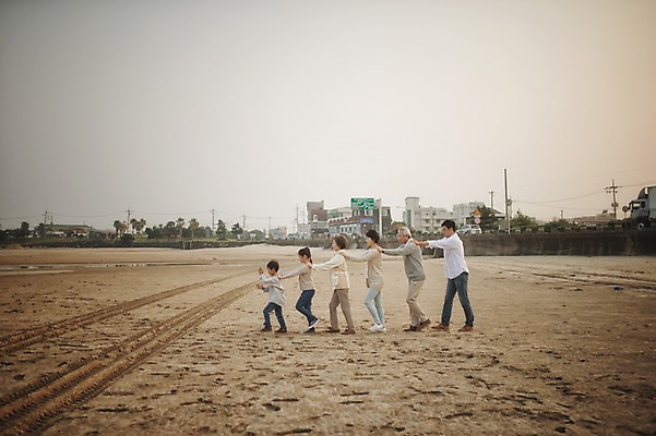 포토 JPG 주간 전신 여자 할아버지 노년 남자 딸 아들 할머니 어린이 가족 엄마 손자 손녀 대가족 여러명 성인 야외 옆모습 10대 30대 제주도 걷기 화목 한국인 가족라이프 아빠 60대 즐거움 며느리 기차놀이 표선해변 국내포토 자연요소 라이프스타일 감정 뷰포인트 다수 컨셉 관계 모션 청소년 놀이 한국 사람 동양인 해변 장년 손주 파일형식