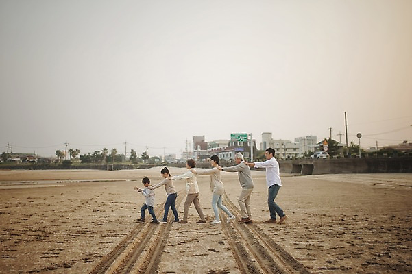 포토 JPG 주간 전신 여자 할아버지 노년 남자 딸 아들 할머니 어린이 가족 엄마 손자 손녀 대가족 여러명 성인 야외 옆모습 10대 30대 제주도 걷기 화목 한국인 가족라이프 아빠 60대 즐거움 며느리 기차놀이 표선해변 국내포토 자연요소 라이프스타일 감정 뷰포인트 다수 컨셉 관계 모션 청소년 놀이 한국 사람 동양인 해변 장년 손주 파일형식