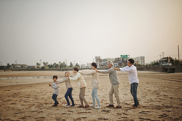 포토 JPG 주간 전신 여자 할아버지 노년 남자 딸 아들 할머니 어린이 가족 엄마 손자 손녀 대가족 여러명 성인 야외 옆모습 10대 30대 제주도 걷기 화목 한국인 가족라이프 아빠 60대 즐거움 며느리 기차놀이 표선해변 국내포토 자연요소 라이프스타일 감정 뷰포인트 다수 컨셉 관계 모션 청소년 놀이 한국 사람 동양인 해변 장년 손주 파일형식