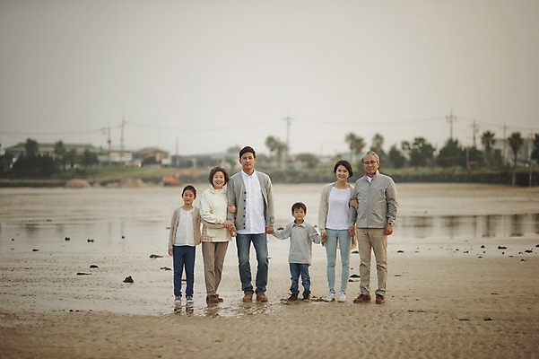포토 JPG 주간 전신 여자 할아버지 노년 남자 딸 아들 할머니 어린이 가족 엄마 손자 손녀 대가족 서기 미소 여러명 성인 야외 앞모습 10대 30대 제주도 손잡기 화목 한국인 가족라이프 아빠 60대 며느리 표선해변 국내포토 자연요소 라이프스타일 뷰포인트 다수 컨셉 관계 모션 청소년 한국 표정 사람 동양인 해변 장년 손주 파일형식