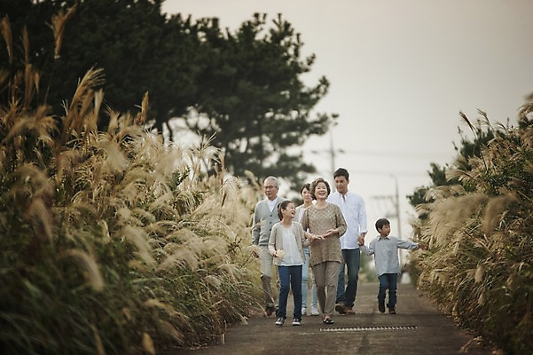 포토 JPG 주간 여자 할아버지 노년 남자 딸 아들 할머니 어린이 가족 엄마 손자 손녀 대가족 여러명 성인 야외 10대 30대 제주도 걷기 화목 한국인 가족라이프 아빠 60대 며느리 억새 신천목장 국내포토 자연요소 식물 라이프스타일 다수 컨셉 관계 모션 청소년 한국 사람 동양인 장년 목장 손주 파일형식