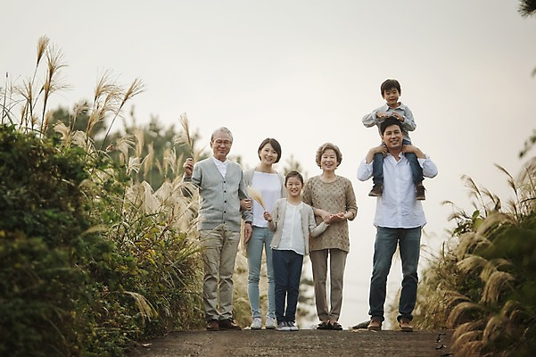 포토 JPG 주간 전신 여자 할아버지 노년 남자 딸 아들 할머니 어린이 가족 엄마 손자 손녀 대가족 서기 미소 여러명 성인 야외 앞모습 10대 30대 제주도 화목 한국인 가족라이프 목말 아빠 60대 며느리 억새 신천목장 국내포토 자연요소 식물 라이프스타일 뷰포인트 다수 컨셉 관계 모션 청소년 한국 표정 사람 동양인 장년 목장 손주 파일형식