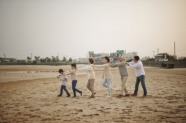 포토 JPG 주간 전신 여자 할아버지 노년 남자 딸 아들 할머니 어린이 가족 엄마 손자 손녀 대가족 여러명 성인 야외 옆모습 10대 30대 제주도 걷기 화목 한국인 가족라이프 아빠 60대 즐거움 며느리 기차놀이 표선해변 국내포토 자연요소 라이프스타일 감정 뷰포인트 다수 컨셉 관계 모션 청소년 놀이 한국 사람 동양인 해변 장년 손주 파일형식