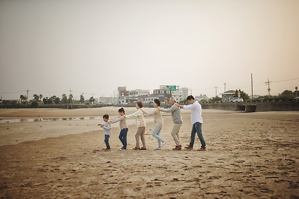 포토 JPG 주간 전신 여자 할아버지 노년 남자 딸 아들 할머니 어린이 가족 엄마 손자 손녀 대가족 여러명 성인 야외 옆모습 10대 30대 제주도 걷기 화목 한국인 가족라이프 아빠 60대 즐거움 며느리 기차놀이 표선해변 국내포토 자연요소 라이프스타일 감정 뷰포인트 다수 컨셉 관계 모션 청소년 놀이 한국 사람 동양인 해변 장년 손주 파일형식