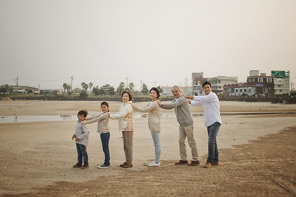 포토 JPG 주간 전신 여자 할아버지 노년 남자 딸 아들 할머니 어린이 가족 엄마 손자 손녀 대가족 여러명 성인 야외 옆모습 10대 30대 제주도 걷기 화목 한국인 가족라이프 아빠 60대 즐거움 며느리 기차놀이 표선해변 국내포토 자연요소 라이프스타일 감정 뷰포인트 다수 컨셉 관계 모션 청소년 놀이 한국 사람 동양인 해변 장년 손주 파일형식