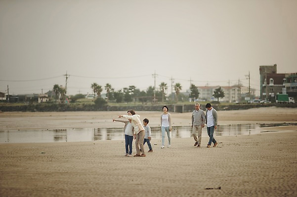 포토 JPG 주간 전신 여자 할아버지 노년 남자 딸 아들 할머니 어린이 가족 엄마 손자 손녀 대가족 여러명 성인 야외 앞모습 10대 30대 제주도 걷기 화목 한국인 가족라이프 아빠 60대 며느리 표선해변 국내포토 자연요소 라이프스타일 뷰포인트 다수 컨셉 관계 모션 청소년 한국 사람 동양인 해변 장년 손주 파일형식