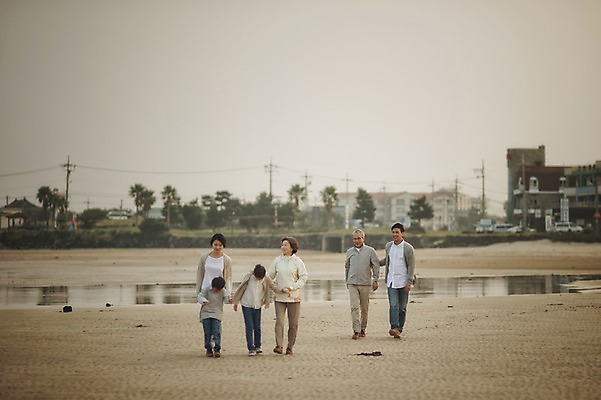 포토 JPG 주간 전신 여자 할아버지 노년 남자 딸 아들 할머니 어린이 가족 엄마 손자 손녀 대가족 여러명 성인 야외 앞모습 10대 30대 제주도 걷기 화목 한국인 가족라이프 아빠 60대 며느리 표선해변 국내포토 자연요소 라이프스타일 뷰포인트 다수 컨셉 관계 모션 청소년 한국 사람 동양인 해변 장년 손주 파일형식