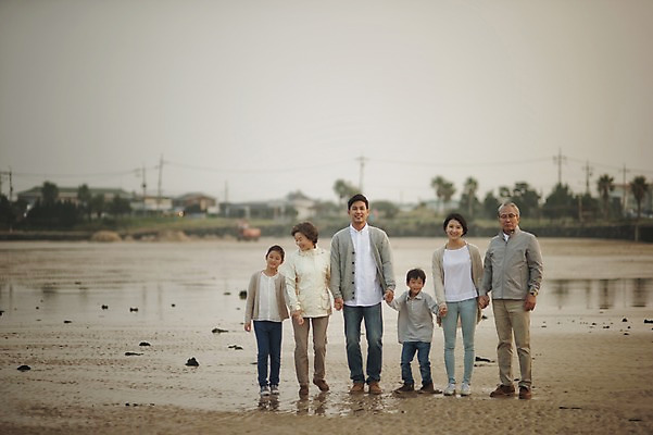 포토 JPG 주간 여자 할아버지 노년 남자 딸 아들 할머니 어린이 가족 엄마 손자 손녀 대가족 여러명 성인 야외 10대 30대 제주도 화목 한국인 가족라이프 아빠 60대 며느리 표선해변 국내포토 자연요소 라이프스타일 다수 컨셉 관계 청소년 한국 사람 동양인 해변 장년 손주 파일형식