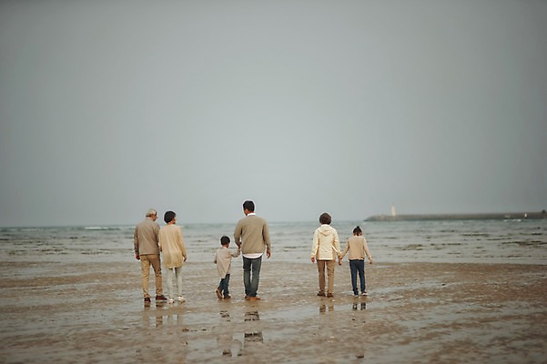 포토 JPG 주간 전신 여자 할아버지 노년 남자 딸 아들 할머니 어린이 가족 엄마 손자 손녀 대가족 여러명 성인 야외 뒷모습 10대 30대 제주도 걷기 손잡기 화목 한국인 가족라이프 아빠 60대 며느리 표선해변 국내포토 자연요소 라이프스타일 뷰포인트 다수 컨셉 관계 모션 청소년 한국 사람 동양인 해변 장년 손주 파일형식