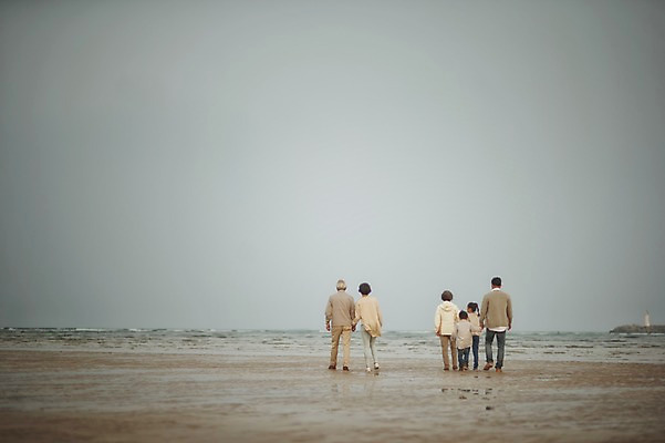 포토 JPG 주간 전신 여자 할아버지 노년 남자 딸 아들 할머니 어린이 가족 엄마 손자 손녀 대가족 여러명 성인 야외 뒷모습 10대 30대 제주도 걷기 손잡기 화목 한국인 가족라이프 아빠 60대 며느리 표선해변 국내포토 자연요소 라이프스타일 뷰포인트 다수 컨셉 관계 모션 청소년 한국 사람 동양인 해변 장년 손주 파일형식