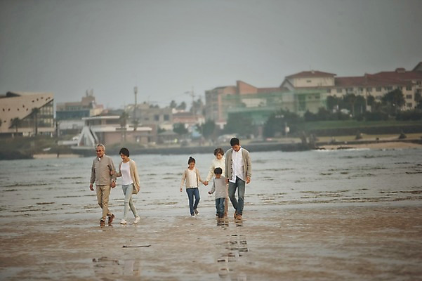 포토 JPG 주간 전신 여자 할아버지 노년 남자 딸 아들 할머니 어린이 가족 엄마 손자 손녀 대가족 여러명 성인 야외 앞모습 10대 30대 제주도 걷기 손잡기 화목 한국인 가족라이프 아빠 60대 며느리 표선해변 국내포토 자연요소 라이프스타일 뷰포인트 다수 컨셉 관계 모션 청소년 한국 사람 동양인 해변 장년 손주 파일형식