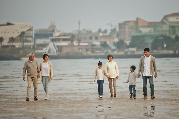 포토 JPG 주간 전신 여자 할아버지 노년 남자 딸 아들 할머니 어린이 가족 엄마 손자 손녀 대가족 여러명 성인 야외 앞모습 10대 30대 제주도 걷기 손잡기 화목 한국인 가족라이프 아빠 60대 며느리 표선해변 국내포토 자연요소 라이프스타일 뷰포인트 다수 컨셉 관계 모션 청소년 한국 사람 동양인 해변 장년 손주 파일형식