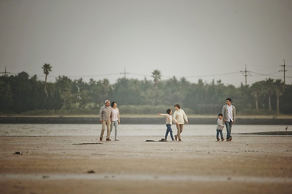 포토 JPG 주간 전신 여자 할아버지 노년 남자 딸 아들 할머니 어린이 가족 엄마 손자 손녀 대가족 여러명 성인 야외 앞모습 10대 30대 제주도 걷기 손잡기 화목 한국인 가족라이프 아빠 60대 며느리 표선해변 국내포토 자연요소 라이프스타일 뷰포인트 다수 컨셉 관계 모션 청소년 한국 사람 동양인 해변 장년 손주 파일형식