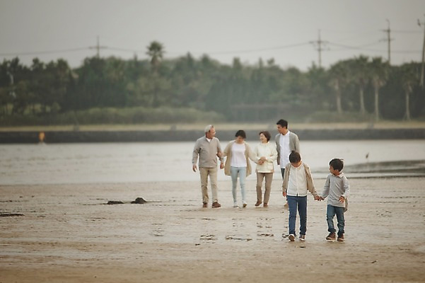 포토 JPG 주간 전신 여자 할아버지 노년 남자 딸 아들 할머니 어린이 가족 엄마 손자 손녀 대가족 여러명 성인 야외 앞모습 10대 30대 제주도 걷기 손잡기 화목 한국인 가족라이프 아빠 60대 며느리 표선해변 국내포토 자연요소 라이프스타일 뷰포인트 다수 컨셉 관계 모션 청소년 한국 사람 동양인 해변 장년 손주 파일형식