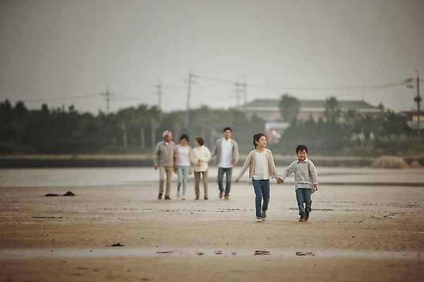 포토 JPG 주간 전신 여자 할아버지 노년 남자 딸 아들 할머니 어린이 가족 엄마 손자 손녀 대가족 여러명 성인 야외 앞모습 10대 30대 제주도 걷기 손잡기 화목 한국인 가족라이프 아빠 60대 며느리 표선해변 국내포토 자연요소 라이프스타일 뷰포인트 다수 컨셉 관계 모션 청소년 한국 사람 동양인 해변 장년 손주 파일형식