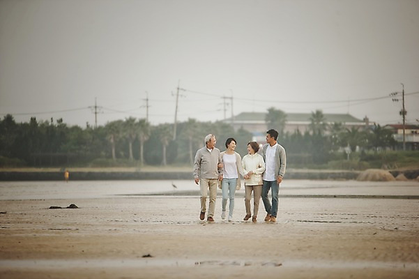 포토 JPG 주간 전신 여자 할아버지 노년 남자 아들 할머니 가족 여러명 성인 야외 앞모습 30대 부모 제주도 걷기 화목 한국인 가족라이프 60대 며느리 표선해변 국내포토 자연요소 라이프스타일 뷰포인트 다수 컨셉 관계 모션 한국 사람 동양인 해변 장년 파일형식
