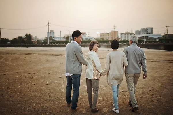 포토 JPG 주간 전신 여자 할아버지 노년 남자 아들 할머니 가족 여러명 성인 야외 뒷모습 30대 부모 제주도 걷기 팔짱 화목 한국인 가족라이프 60대 며느리 표선해변 국내포토 자연요소 라이프스타일 뷰포인트 다수 컨셉 관계 모션 한국 사람 동양인 해변 장년 파일형식
