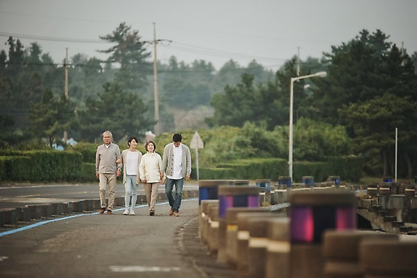 포토 JPG 주간 전신 여자 할아버지 노년 남자 도로 아들 할머니 가족 여러명 성인 야외 앞모습 30대 부모 제주도 걷기 화목 한국인 가족라이프 60대 며느리 표선해변 국내포토 자연요소 라이프스타일 길 뷰포인트 다수 컨셉 관계 교통시설 모션 한국 사람 동양인 해변 장년 파일형식