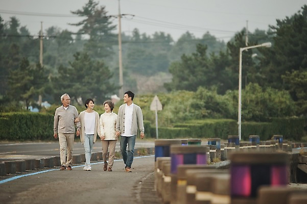 포토 JPG 주간 전신 여자 할아버지 노년 남자 도로 아들 할머니 가족 여러명 성인 야외 앞모습 30대 부모 제주도 걷기 팔짱 화목 한국인 가족라이프 60대 며느리 표선해변 국내포토 자연요소 라이프스타일 길 뷰포인트 다수 컨셉 관계 교통시설 모션 한국 사람 동양인 해변 장년 파일형식