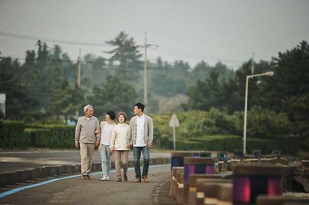 포토 JPG 주간 전신 여자 할아버지 노년 남자 도로 아들 할머니 가족 여러명 성인 야외 앞모습 30대 부모 제주도 걷기 화목 한국인 가족라이프 60대 며느리 표선해변 국내포토 자연요소 라이프스타일 길 뷰포인트 다수 컨셉 관계 교통시설 모션 한국 사람 동양인 해변 장년 파일형식