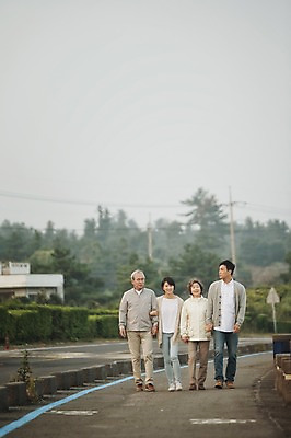 포토 JPG 주간 전신 여자 할아버지 노년 남자 도로 아들 할머니 가족 여러명 성인 야외 앞모습 30대 부모 제주도 걷기 화목 한국인 가족라이프 60대 며느리 표선해변 국내포토 자연요소 라이프스타일 길 뷰포인트 다수 컨셉 관계 교통시설 모션 한국 사람 동양인 해변 장년 파일형식