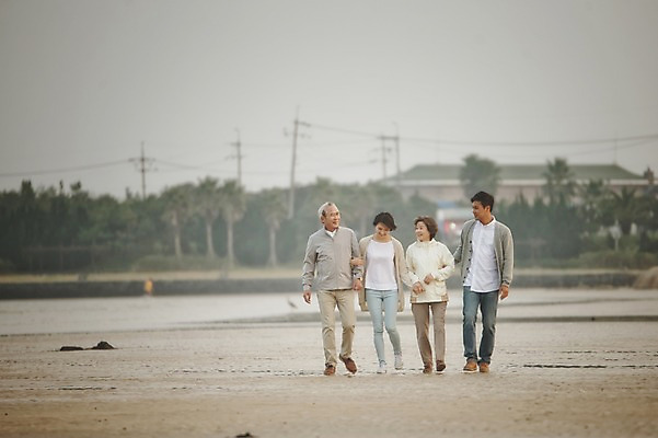 포토 JPG 주간 전신 여자 할아버지 노년 남자 아들 할머니 가족 여러명 성인 야외 앞모습 30대 부모 제주도 걷기 팔짱 화목 한국인 가족라이프 60대 며느리 표선해변 국내포토 자연요소 라이프스타일 뷰포인트 다수 컨셉 관계 모션 한국 사람 동양인 해변 장년 파일형식
