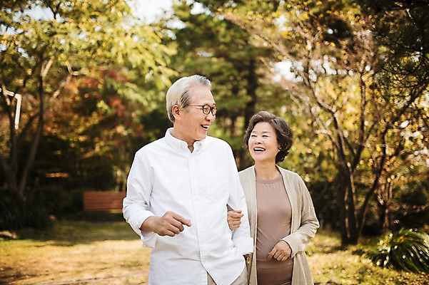 포토 JPG 주간 여자 할아버지 노년 남자 할머니 미소 상반신 야외 두명 앞모습 실버라이프 제주도 걷기 팔짱 노부부 다정 한국인 60대 노인만 국내포토 자연요소 라이프스타일 부부 뷰포인트 컨셉 모션 한국 표정 사람 동양인 성인 성인만 파일형식