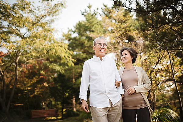 포토 JPG 주간 여자 할아버지 노년 남자 할머니 미소 상반신 야외 두명 앞모습 실버라이프 제주도 걷기 팔짱 노부부 다정 한국인 60대 노인만 국내포토 자연요소 라이프스타일 부부 뷰포인트 컨셉 모션 한국 표정 사람 동양인 성인 성인만 파일형식