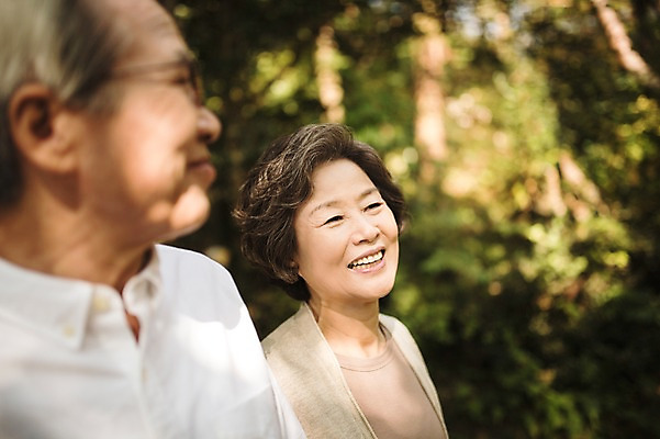 포토 JPG 주간 여자 할아버지 노년 남자 할머니 미소 상반신 야외 두명 앞모습 실버라이프 제주도 걷기 노부부 다정 한국인 60대 노인만 국내포토 자연요소 라이프스타일 부부 뷰포인트 컨셉 모션 한국 표정 사람 동양인 성인 성인만 파일형식