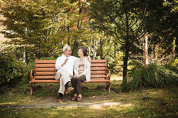 포토 JPG 주간 전신 여자 할아버지 노년 남자 할머니 벤치 휴식 앉기 야외 두명 앞모습 실버라이프 제주도 노부부 다정 한국인 60대 노인만 국내포토 자연요소 라이프스타일 부부 뷰포인트 컨셉 의자 모션 한국 사람 동양인 성인 성인만 파일형식