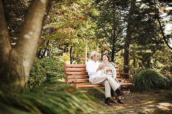 포토 JPG 주간 전신 여자 할아버지 노년 남자 할머니 벤치 휴식 앉기 야외 두명 앞모습 실버라이프 제주도 노부부 다정 한국인 60대 노인만 국내포토 자연요소 라이프스타일 부부 뷰포인트 컨셉 의자 모션 한국 사람 동양인 성인 성인만 파일형식