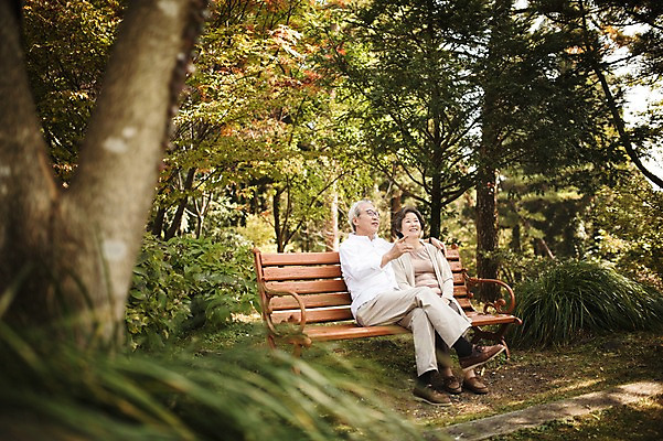 포토 JPG 주간 전신 여자 할아버지 노년 남자 할머니 벤치 휴식 앉기 야외 두명 앞모습 실버라이프 제주도 노부부 다정 한국인 60대 노인만 국내포토 자연요소 라이프스타일 부부 뷰포인트 컨셉 의자 모션 한국 사람 동양인 성인 성인만 파일형식