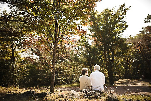 포토 JPG 주간 여자 할아버지 노년 남자 할머니 휴식 앉기 상반신 야외 두명 뒷모습 실버라이프 제주도 노부부 다정 한국인 60대 노인만 국내포토 자연요소 라이프스타일 부부 뷰포인트 컨셉 모션 한국 사람 동양인 성인 성인만 파일형식