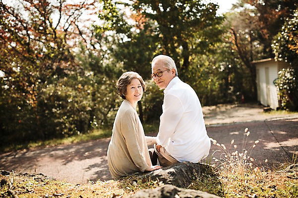 포토 JPG 주간 여자 할아버지 노년 남자 할머니 휴식 미소 앉기 상반신 야외 두명 뒷모습 실버라이프 제주도 노부부 다정 한국인 뒤돌아보기 60대 노인만 국내포토 자연요소 라이프스타일 부부 뷰포인트 컨셉 모션 한국 표정 사람 동양인 성인 성인만 파일형식